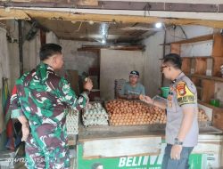 Sambang Wilayah Bhabinkamtibmas Bersama Babinsa, Monitoring Kampung Rawa Ketersediaan dan Harga Sembako di Pasar Gembrong