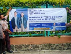 Pemasangan Spanduk dan Pemberian Brosur Bhabinkamtibmas, Warga Sekitar Kelurahan Gondangdia Menteng