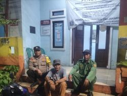 Sambang Pos Kamling Bhabinkamtibmas Johar Baru Imbau Petugas Satkamling RW 06 Jaga Aman dan Damai Kampung Kita