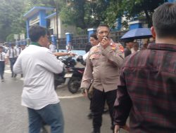 Pelayanan Kasubsi Publikasi Humas Kepada Massa Unras Depan SMPN 8 Jakarta
