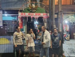 Bhabinkamtibmas Karet Tengsin Patroli Dialogis Dan Sambangi Poskamling RT 11/09 Malam Hari