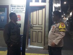 Bhabinkamtibmas Petojo Selatan Lakukan Sambang di Pos Kamling RW 08