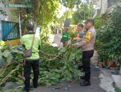 Bakti Sosial Grebek Lumpur Tiga Pilar: Sinergitas Bhabinkamtibmas dan Warga RW 09 Kelurahan Johar Baru