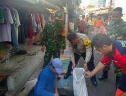 Bhabinkamtibmas Senen Hadiri Kerja Bakti Grebek Lumpur Diwilayah Senen