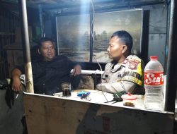 Bhabinkamtibmas Cideng Laksanakan Patroli dan Koordinasi dengan Keamanan Graha Jatibaru