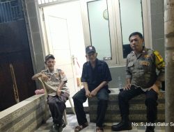 Peningkatan Keamanan Wilayah: Bhabinkamtibmas Galur Sambangi Pos Kamling RW 01