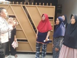 Patroli Ke Pemukiman Bhabinkamtibmas Cempaka Putih Timur Sampaikan Pesan Kamtibmas