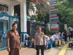 Antisipasi Tawuran Bhabinkamtibmas Pasar Baru Lakukan Pengawasan Bubaran Siswa SMK N 27 Jakarta