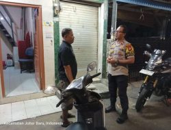 Sambang Pos RW 03, Bhabinkamtibmas Kampung Rawa dan LMK Lakukan Monitoring Keamanan Wilayah