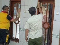 Aksi Peduli Jumat Beribadah: Polisi, TNI, dan Warga Bersihkan Musholla Di Tambora