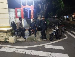 Bhabinkamtibmas Kelurahan Sumur Batu Melaksanakan Kegiatan Cooling System dan Sambang Pos Satkamling