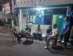 Bhabinkamtibmas Kelurahan Sumur Batu Melaksanakan Kegiatan Cooling System dan Sambang Pos Satkamling