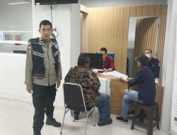 Kesigapan Bhabinkamtibmas Jaticempaka: Dampingi Warga Yang di Duga ODGJ Menjalani Perawatan di RS Duren Sawit