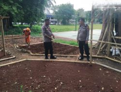 Wakapolsek Metro Menteng Dan Bhabinkamtibmas Pegangsaan Cek Lahan Ketahanan Pangan Di Jalan Borobudur
