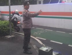 Personil Polsubsektor Cikini Pengaturan Lalu Lintas Antisipasi Kepadatan Di Sepanjang Jalan Cikini Raya