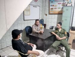 Edukasi Bhabinkamtibmas Karang Anyar Di Pos Satkamling RW 10
