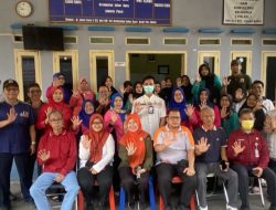 Bhabinkamtibmas Polsek Johar Baru Monitoring Kegiatan PSN (Pemberantasan Sarang Nyamuk) di RW 11 Johar Baru