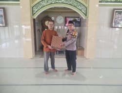 Bhabinkamtibmas Karet Tengsin Silahturahmi DKM Masjid Al Muhajirin, Pemberian Sarung Untuk Keperluan Masjid