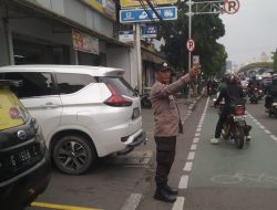 Pengaturan Lalu Lintas dan Antisipasi Kejahatan Jalanan Pagi Hari Kapolsubsektor Galur di Jalan Letjen Suprapto Jakarta Pusat