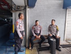 Bhabinkamtibmas Petojo Utara Kawal Aksi Unjuk Rasa di PT Baramulti