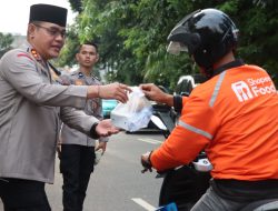 Wakapolres Metro Jakarta Selatan dan PJU Bagikan Takjil kepada Pengendara yg melintas di mako mapolres Metro Jakarta Selatan