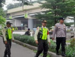 Pastikan Keamanan Penumpang, Anggota Polsek Gambir Gelar Patroli Jalan Kaki di Stasiun Gambir