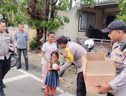 Polsek Cempaka Putih Bagikan 100 Paket Takjil, Warga Apresiasi Kepedulian Polisi