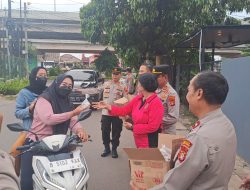 Kapolsek Duren Sawit Gelar Pembagian Takjil Bersama Ibu Bhayangkari untuk Masyarakat