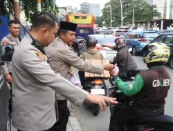 Polsek Metro Gambir Bagikan Takjil Jelang Berbuka Puasa