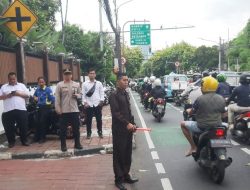 Kapolsubsektor Menteng Tenggulun, Atur Lalu Lintas Sore Hari Di Jalan Cokroaminoto Untuk Kelancaran Arus Pulang Kerja