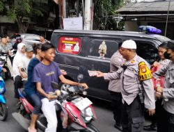 Unit Binmas Polsek Kemayoran Bagikan Takjil untuk Pengguna Jalan di Bulan Suci Ramadhan