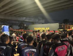 Dirikan Dapur Lapangan, Polri Bagikan 500 Porsi Makanan untuk Korban Bajir Rawajati