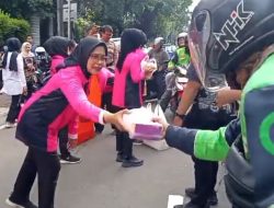 Bhayangkari Sawah Besar Lakukan Baksos Ramadhan Bagikan Takjil Kepada Ojek Online