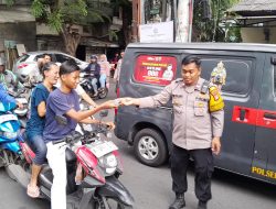 Unit Binmas Polsek Kemayoran Bagikan Takjil untuk Pengguna Jalan di Bulan Suci Ramadhan
