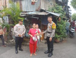 Semarak Ramadhan, Kapolsek Johar Baru dan Wakapolsek beserta Jajaran Bagikan Takjil Gratis untuk Masyarakat Menjelang Berbuka Puasa