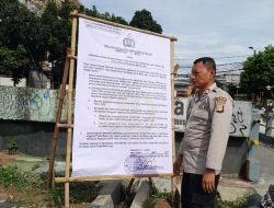 Polsek Kemayoran Pasang Spanduk Maklumat Kapolda Metro Jaya Terkait Larangan Kegiatan Masyarakat Saat Ramadhan