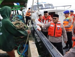 Kapolres Kepulauan Seribu Bagikan Takjil kepada Nelayan dalam Safari Ramadhan