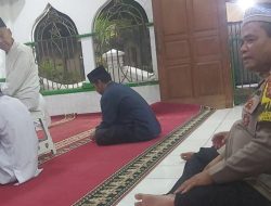 Bhabinkamtibmas Petojo Selatan Laksanakan Tarawih Keliling, Perkuat Silaturahmi dengan Warga