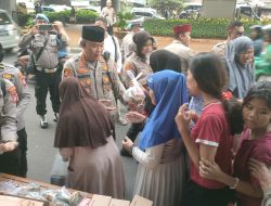 Kapolres Metro Jakpus Berbagi 200 Takjil dan 200 Minuman Untuk Warga Tanah Abang