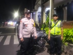 Lakukan Patroli Dini Hari, Bhabinkamtibmas Johar Baru Imbau Petugas Satkamling di Pos Kamling RW 07