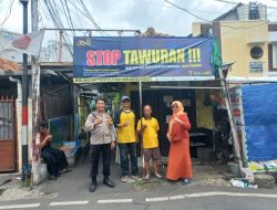 Bhabinkamtibmas Cikini Laksanakan Pemasangan Spanduk Himbauan Kamtibmas Di Kelurahan Cikini Menteng