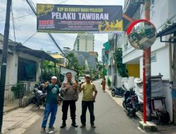 Bhabinkamtibmas Kebon Sirih, Pasang Spanduk Dan Stiker Himbauan Kamtibmas Di Jalan Kalipasir Gang Tembok