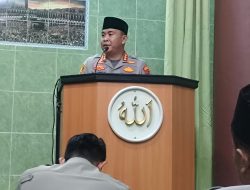 Kapolres Metro Jakarta Pusat Sholat Tarawih dan Tadarus Bersama Warga di Masjid Al Muhajirin