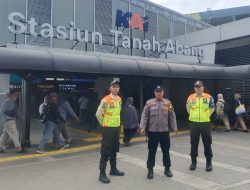 Bhabinkamtibmas Benhil Patroli Antisipasi Gangguan Kamtibmas Di Stasiun KA Tanah Abang