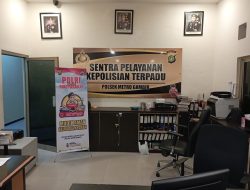 Polsek Metro Gambir Pasang Spanduk Hotline Mudik Gratis Polri 110 untuk Kenyamanan Pemudik