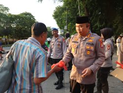 Kapolres Metro Jakarta Pusat Bersama HMI Turun Langsung! 300 Takjil Dibagikan ke Warga dan Pengendara di Lapangan Banteng
