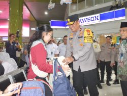 Wakapolda Metro Jaya Kunjungi Stasiun Gambir, Tinjau Pengamanan dan Beri Bingkisan untuk Pemudik
