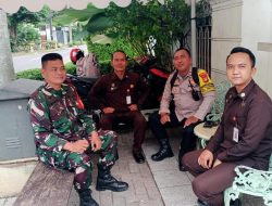 Wujud Sinergri TNI Dan Polri, Melalui Bhabinkamtibmas Gondangdia Dan Babinsa Sambang Di Jalan Suwiryo