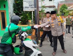 Hangatnya Kebersamaan, Kapolres Metro Jakpus Bagi Takjil untuk Warga