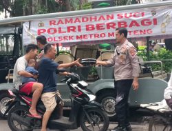 Polsek Metro Menteng Berbagi 150 Box Nasi Cepat Saji Di Bulan Ramadhan